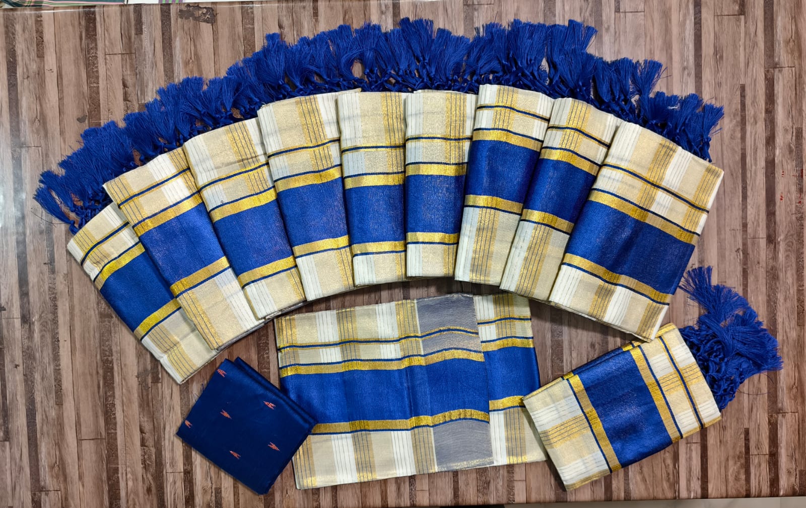 *2×3 TISSUE CHECKED SETMUNDU WITH TUSSELS*