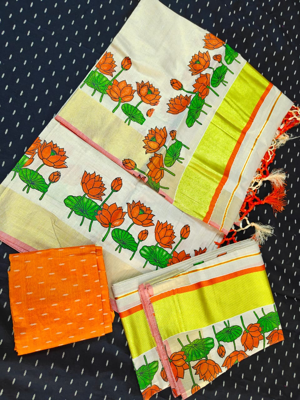 Lotus Printed Tissue Setmundu